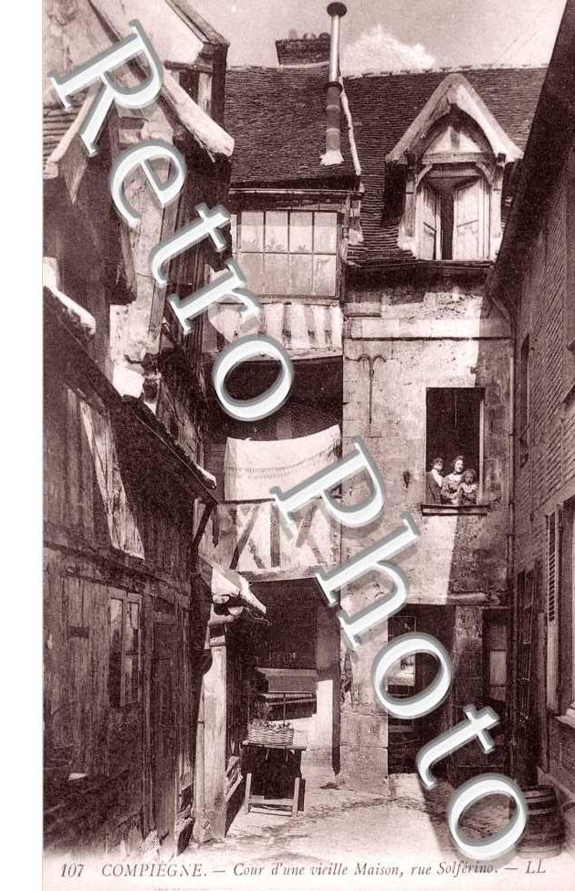 RUE SOLFERINO COUR D'UNE VIEILLE MAISON