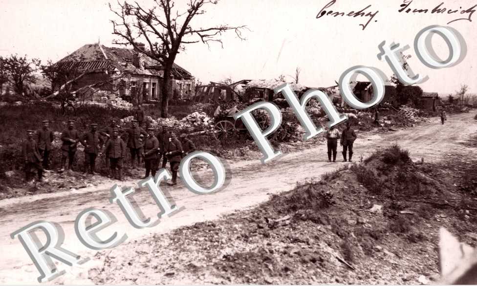 Soldats dans les ruines