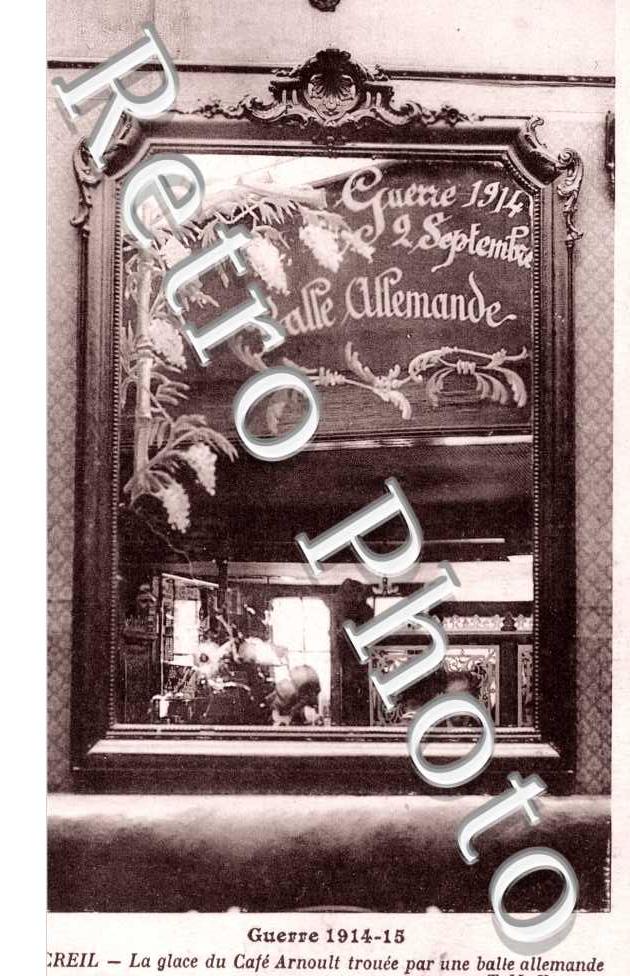 Glace du Cafe Arnoult trouee par une balle allemande