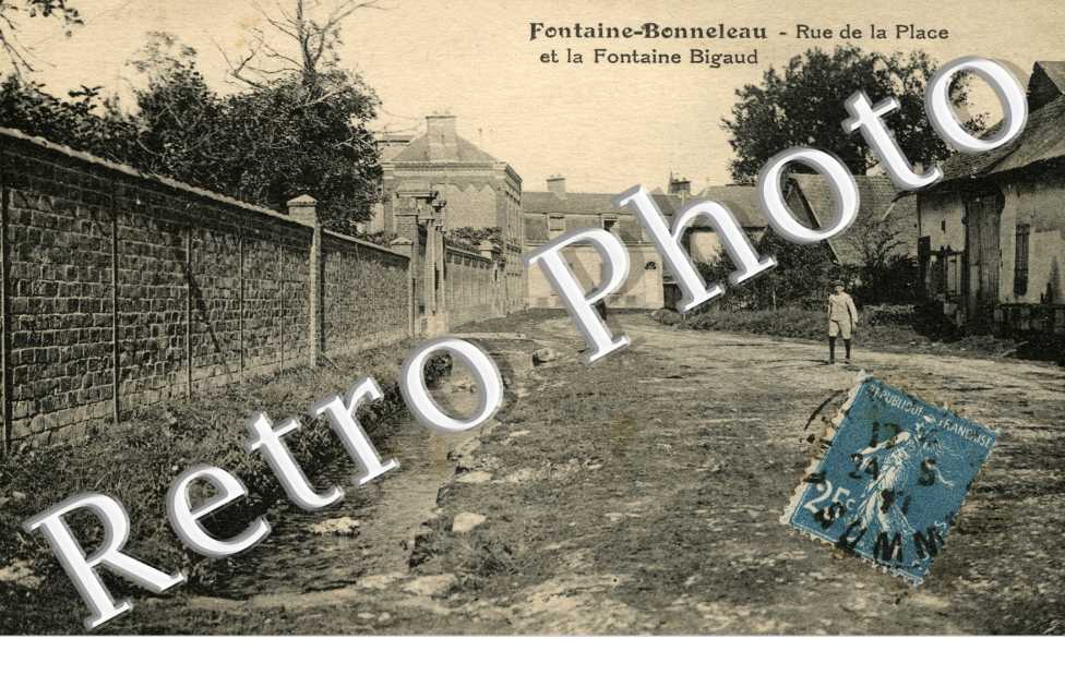 Rue de la place et la fontaine Bigaud