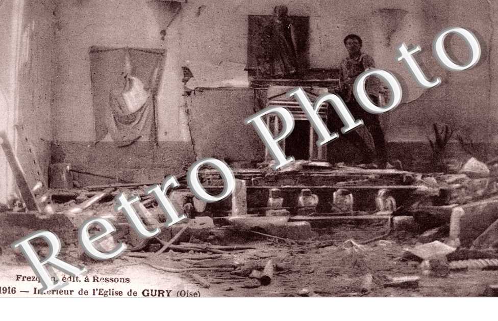 Intérieur de l'église en ruines