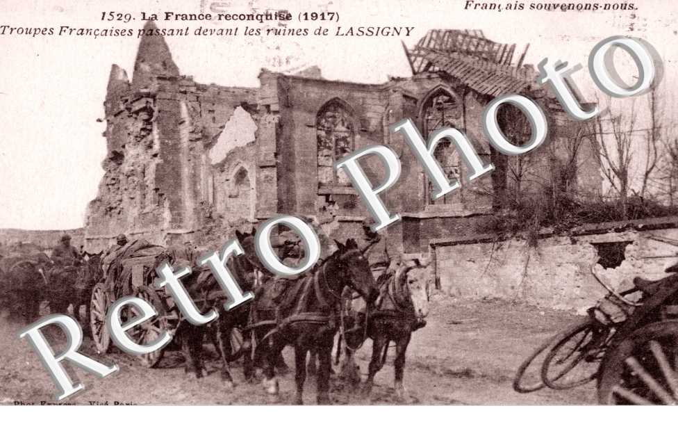 Troupes francaises passant devant les Ruines