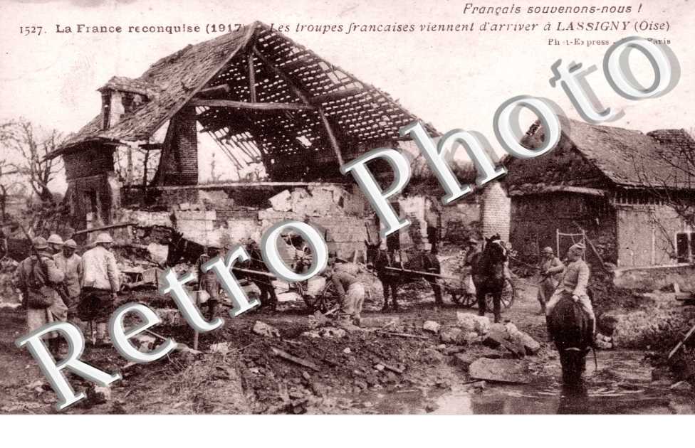 Troupes francaises passant devant les Ruines