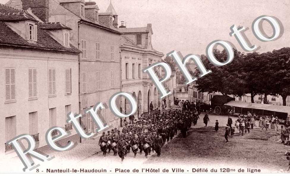 place de l'hotel de ville - Defile du 128 de ligne