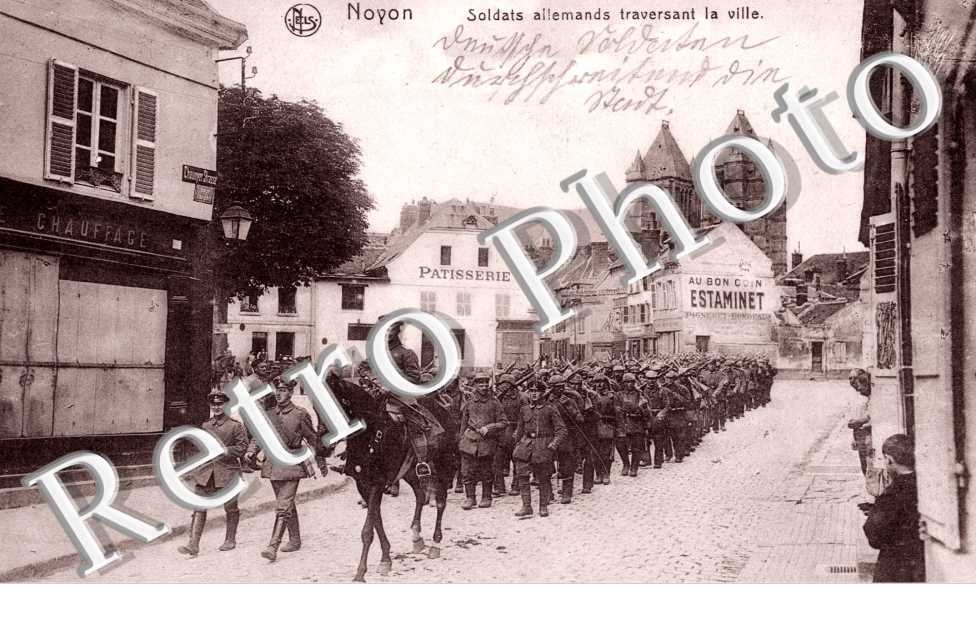 Soldats allemands traversant la ville