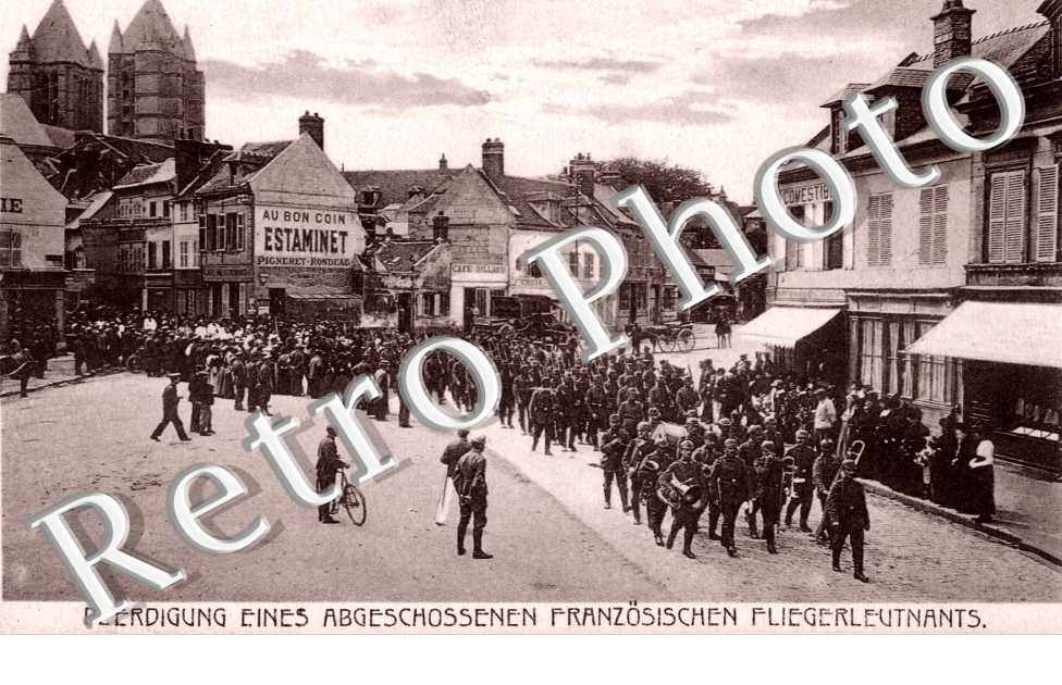 Soldats allemands traversant la ville