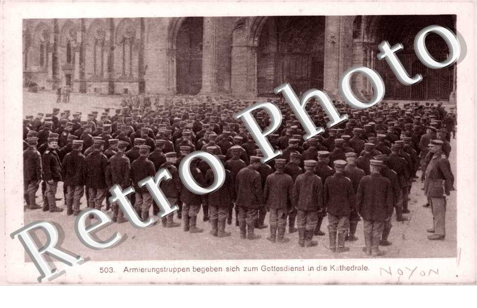 Soldats devant la Cathedrale