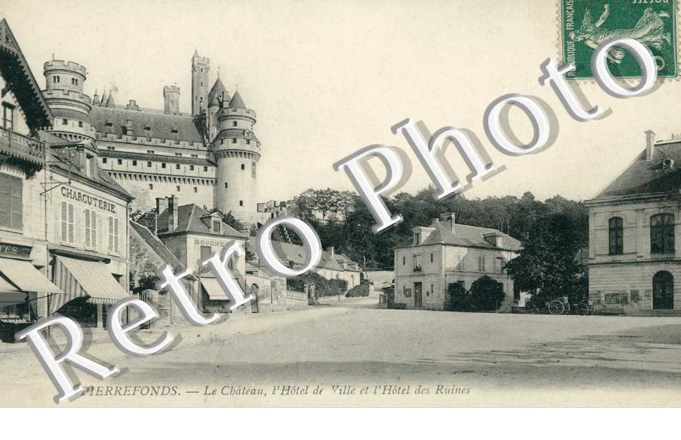 le chateau, l' hotel de ville et l' hotel des ruines