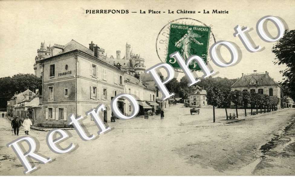 la place, le chateau et la mairie