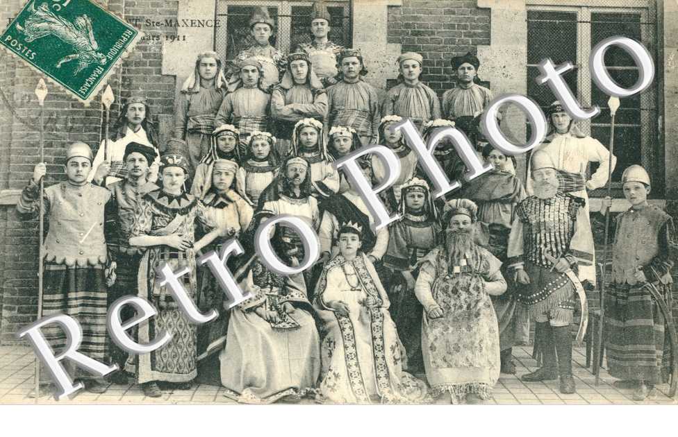 Habitants deguises mars 1911 - Theatre