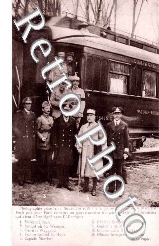 le Marechal Foch vient de remettre au gouvernement francais le texte de l'Armistice