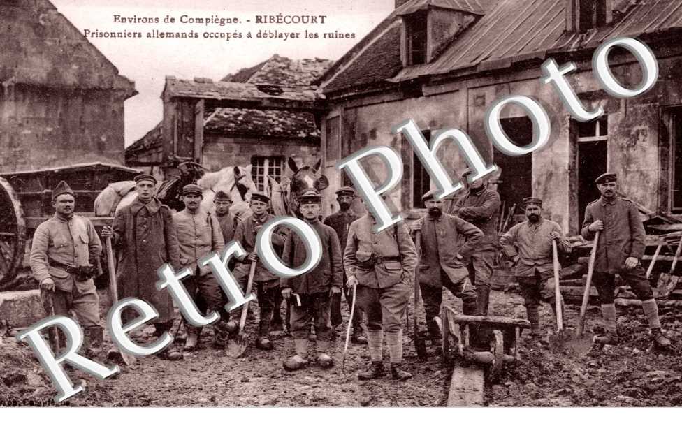 Prisonniers Allemands occupes a deblayer les ruines