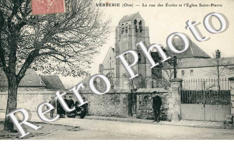la rue des ecoles et l'eglise saint pierre