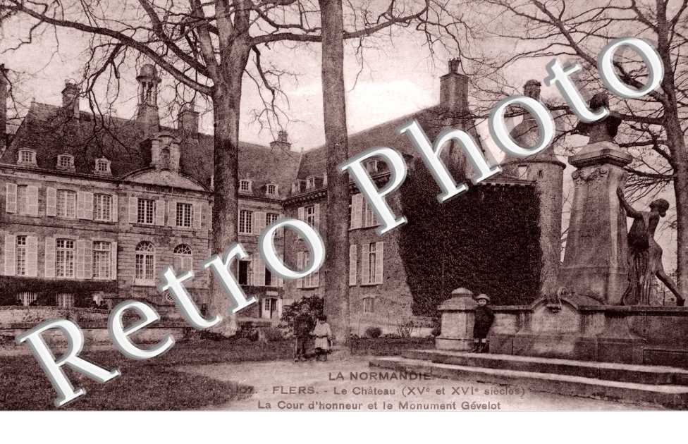 la Cour d'honneur et le monument Gevelot