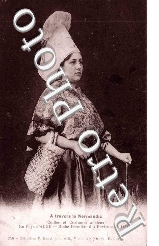 coiffes et costumes - riche fermiere des environs.