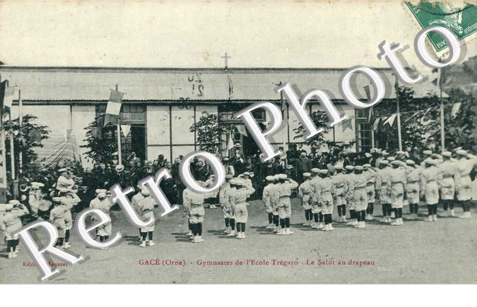 Gymnastes de l'ecole Tregaro - le salut au drapeau