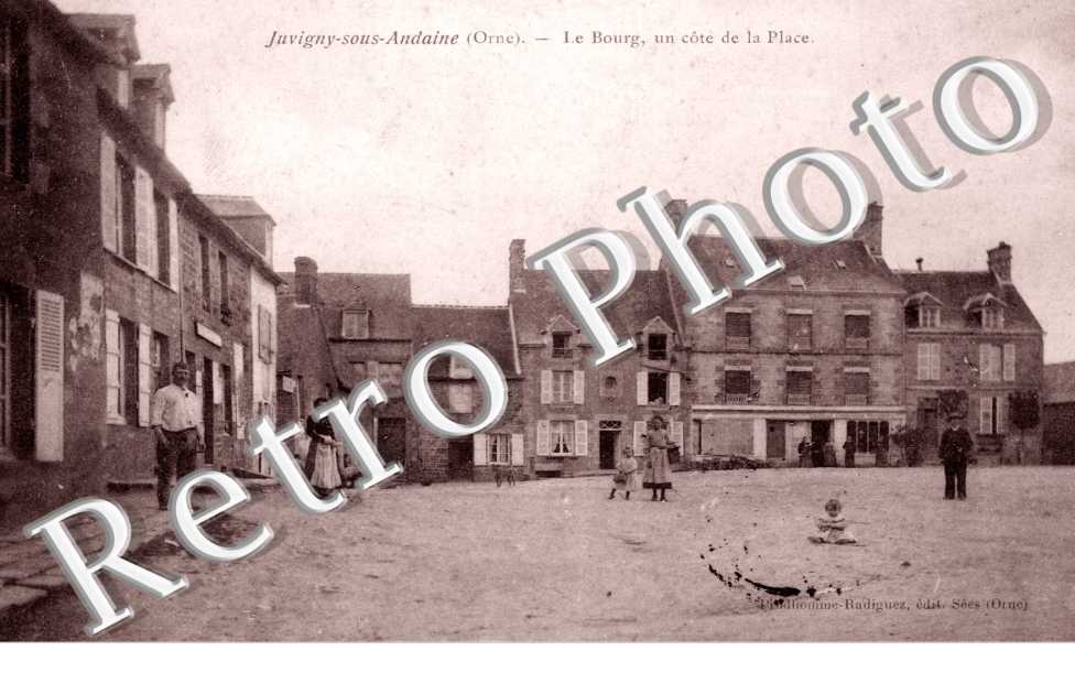 le bourg, un cote de la place