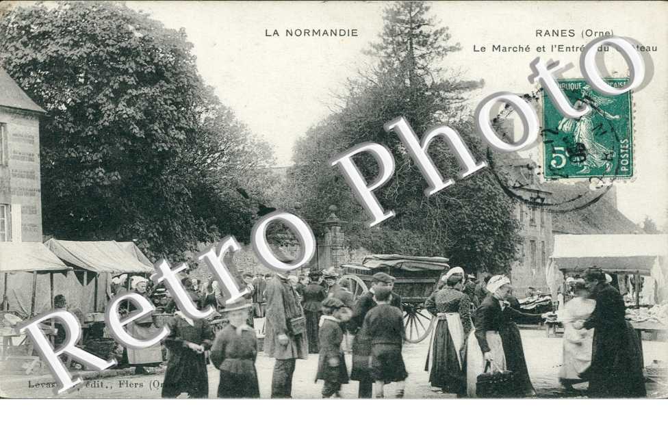 le marche et l'entree du chateau