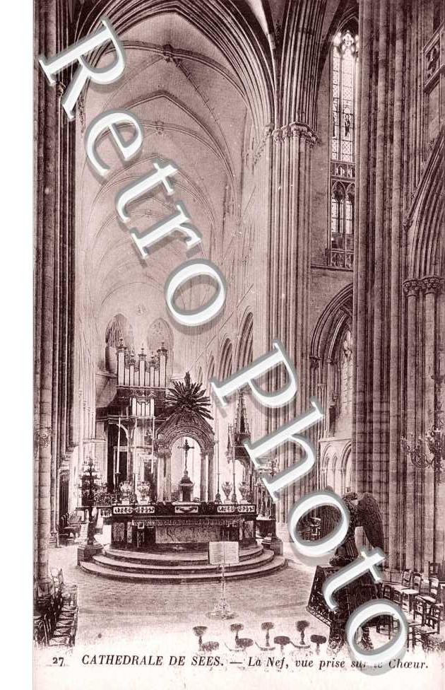 la Cathedrale - la Nef vue prise sur le Choeur