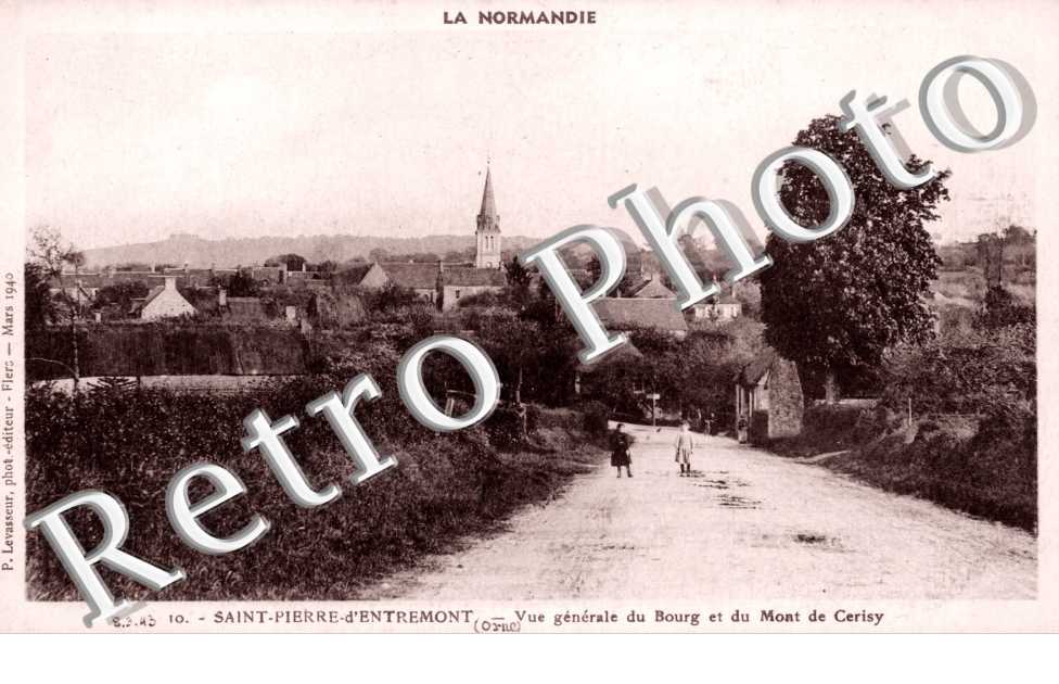 vue generale du bourg et du mont de Cerisy