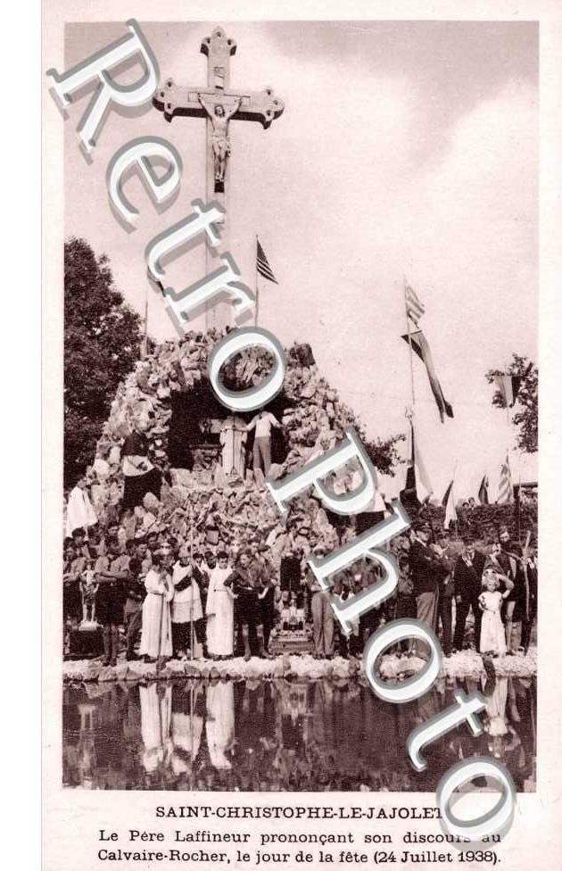 le pere Laffineur prononcant son discours au Calvaire-Rocher, le  24 juillet 1938