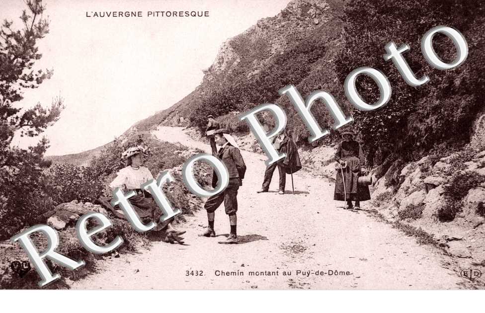 Chemin montant au Puy de Dome