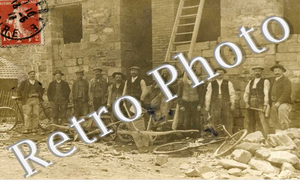 (Groupe de personne construisant une maison)
