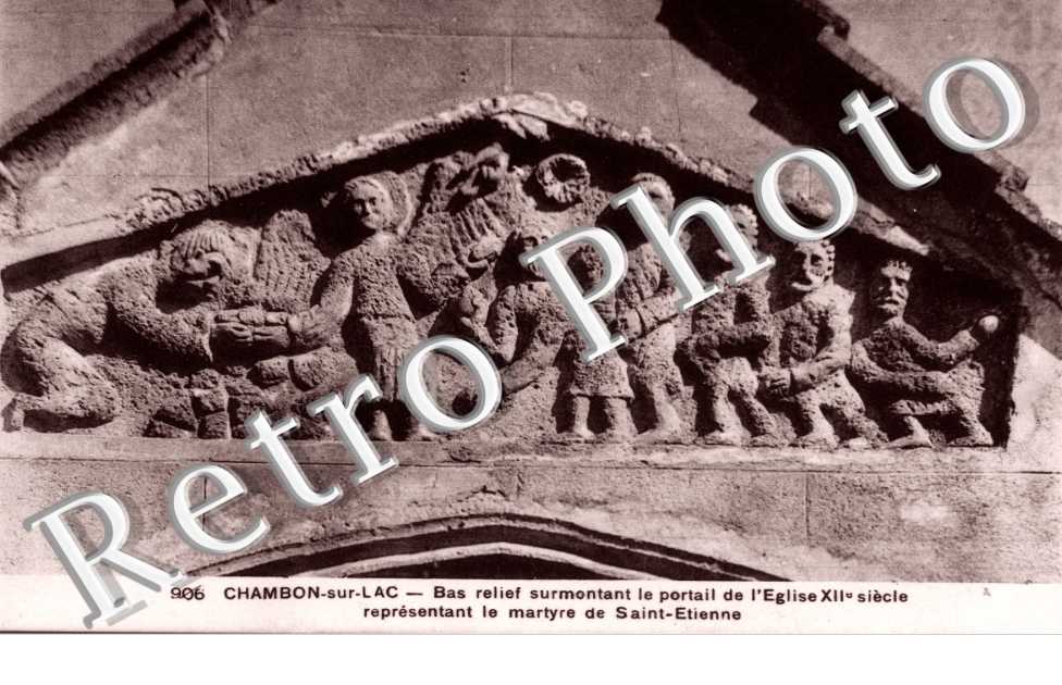 Bas relief surmontant le portail