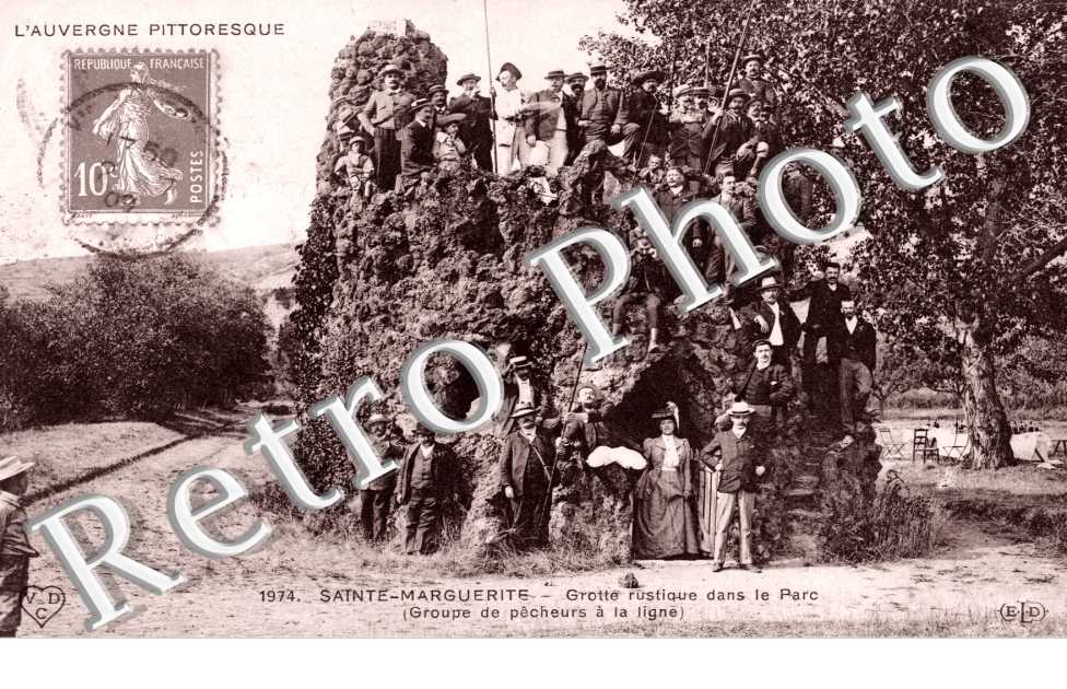 Grotte Touristique dans le Parc, Un Groupe de Pecheurs a la Ligne, Sainte-Marguerite