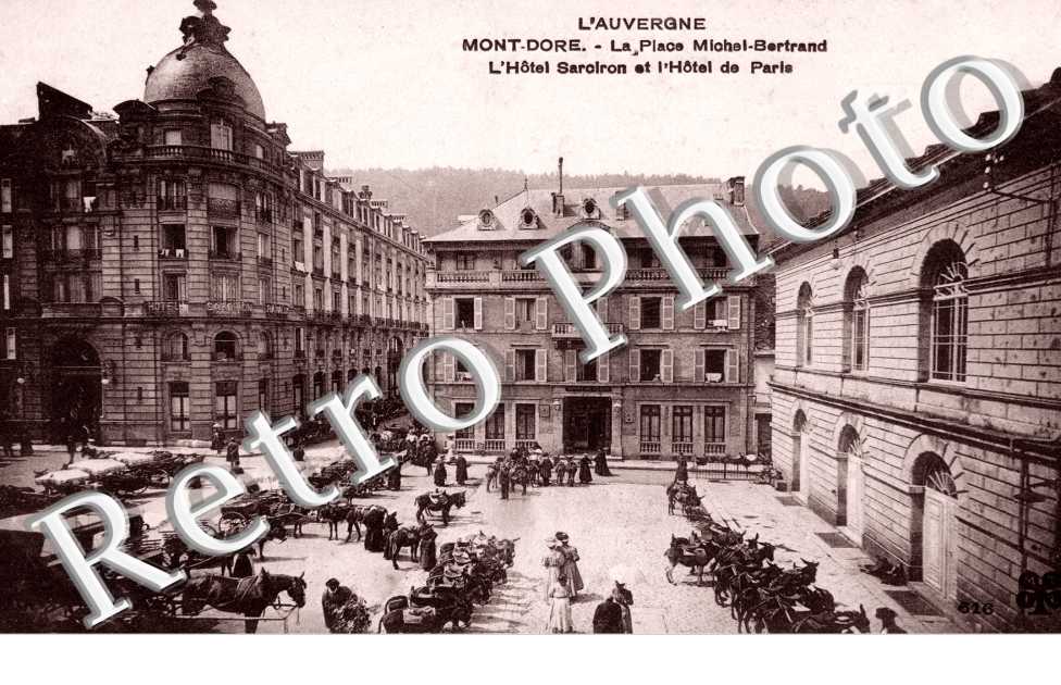 La Place Michel Bertrand - Hôtel Sarciron et Hôtel de Paris