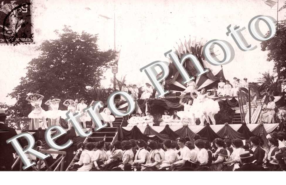 (danseuses sur un podium)