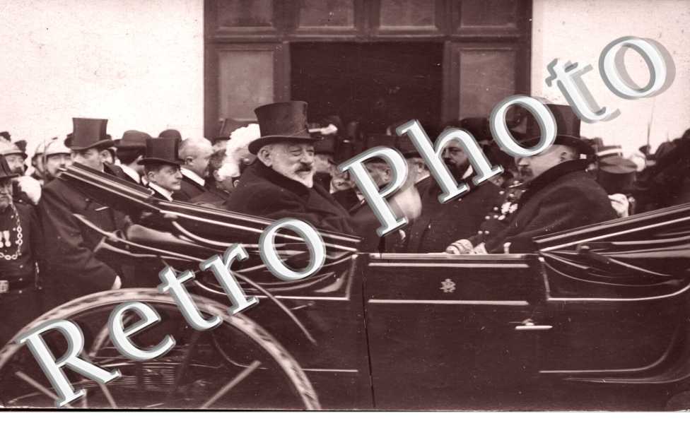 Des Officiels en voiture