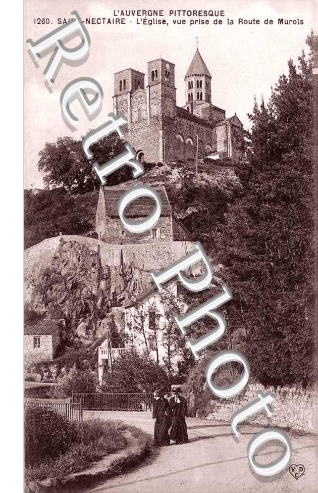 l&#039;eglise, vue prise de la route de Murols