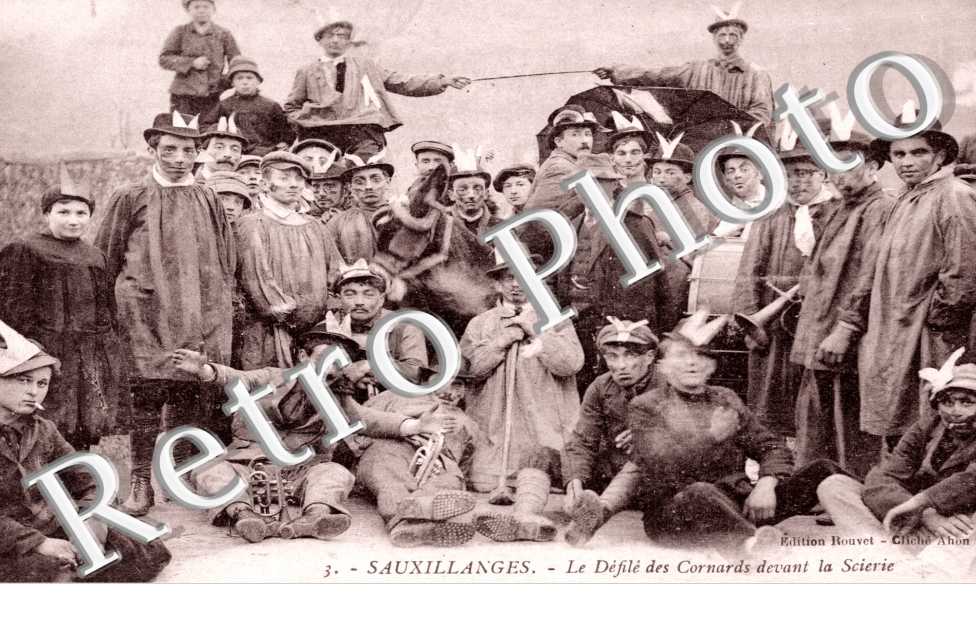 le defile des Cornards devant la scierie