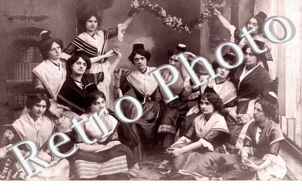 Jeunes femmes en costumes traditionnels