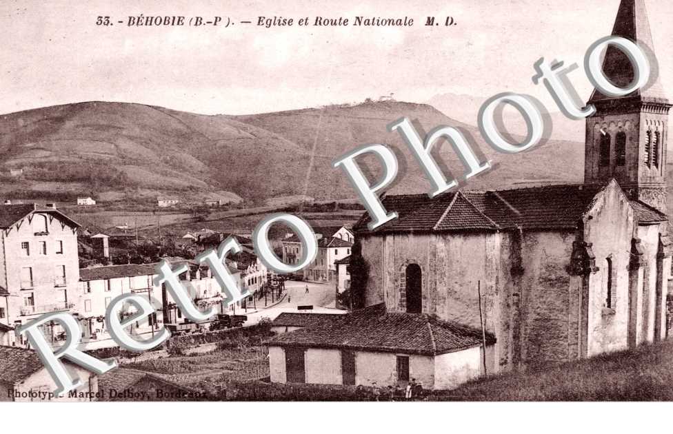 l&#039;Eglise et Route Nationale
