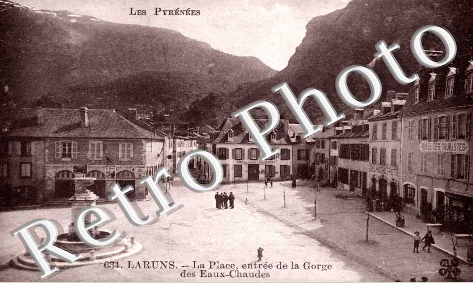 La place, entree de la gorge des Eaux-Chaudes