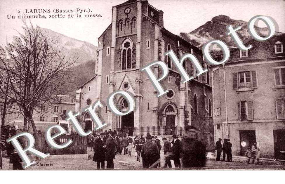 Un dimanche - sortie de la messe