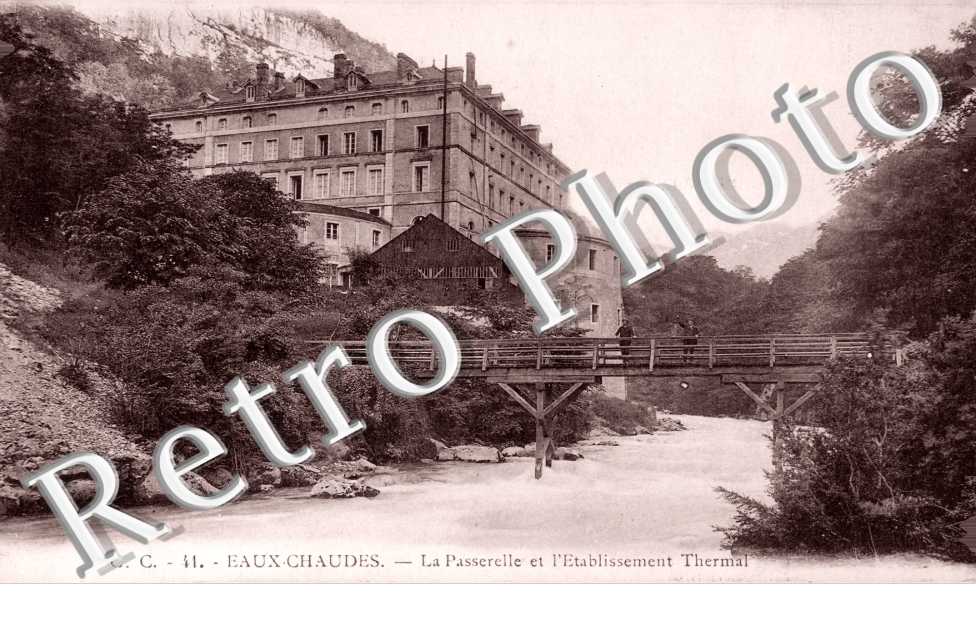 Eaux-Chaudes -  la passerelle et l&#039;etablissement Thermal