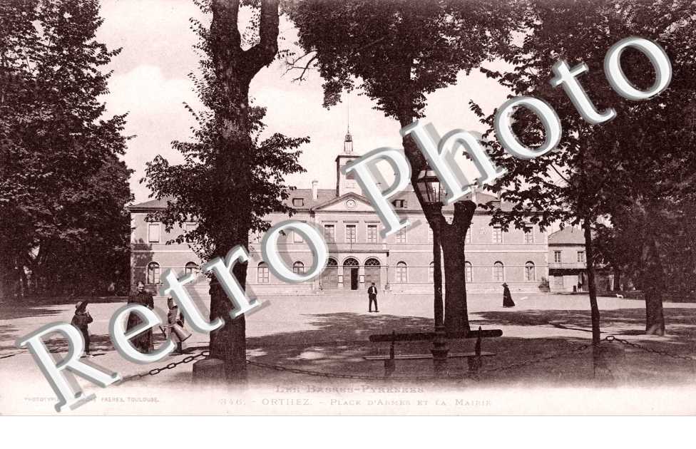 Place d&#039;Armes et la Mairie