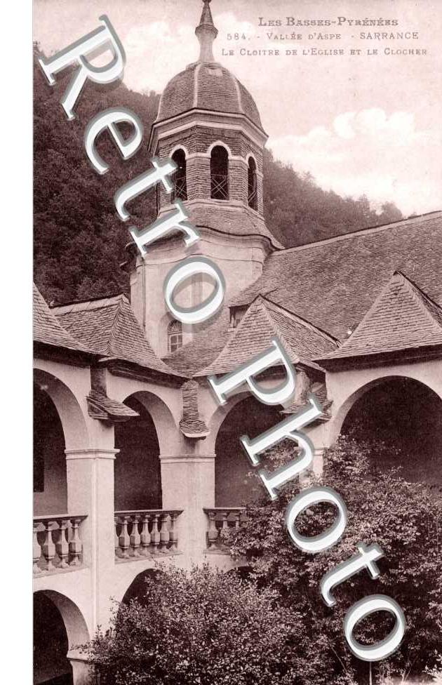 Le cloitre  de l&#039;eglise et le clocher