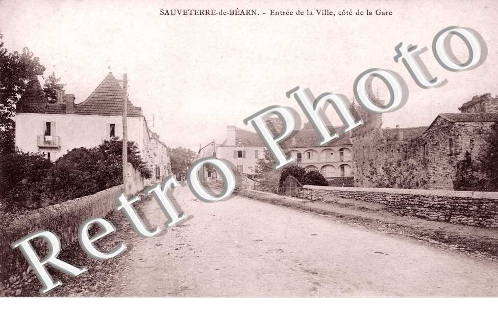 Entree de la ville - cote de la gare