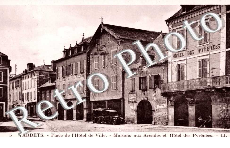 Place de l&#039;Hotel de Ville, Maisons aux arcades et Hotel des Pyrenees