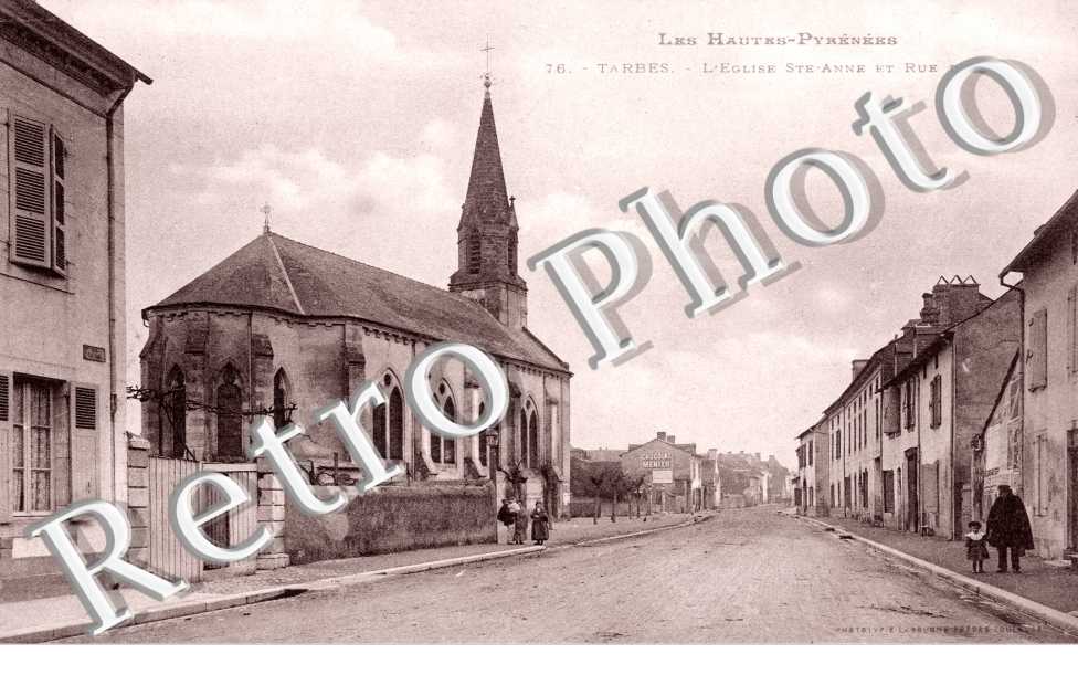 L&#039;Eglise Sainte Anne et Rue de Pau