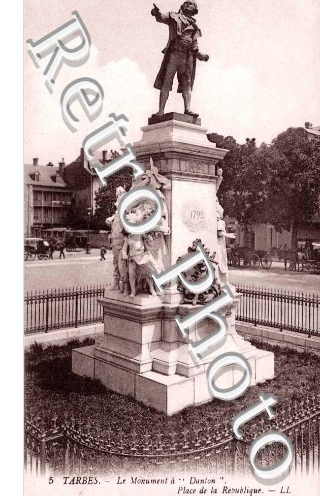 place de la Republique - le monument a Danton