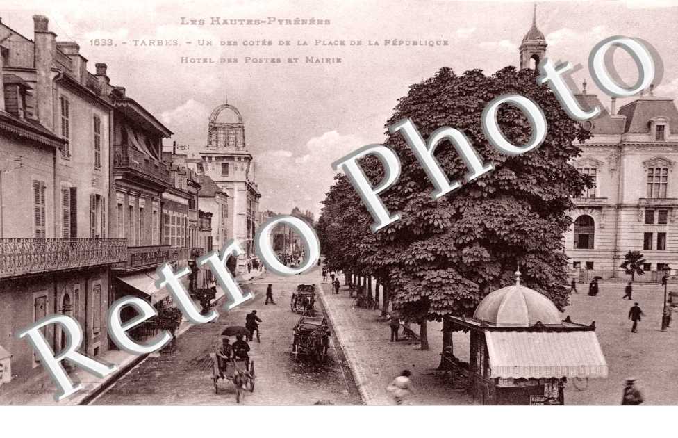 la Place de la Republique, l&#039;Hotel des Postes et la Mairie