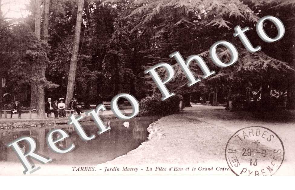 Jardin Massey - la piece d&#039;eau et le grand cedre