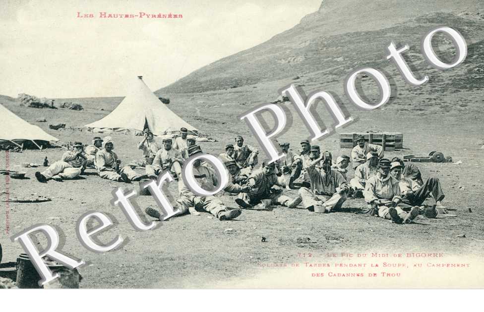 Soldats pendant la soupe au campement des cabanes de trou - pic du midi