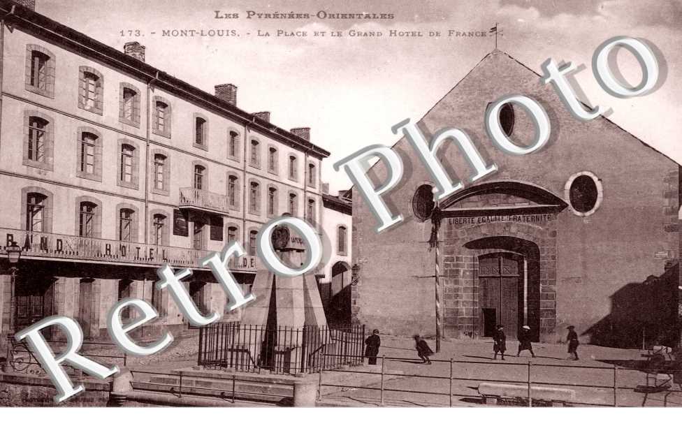 la place et le grand hotel de France
