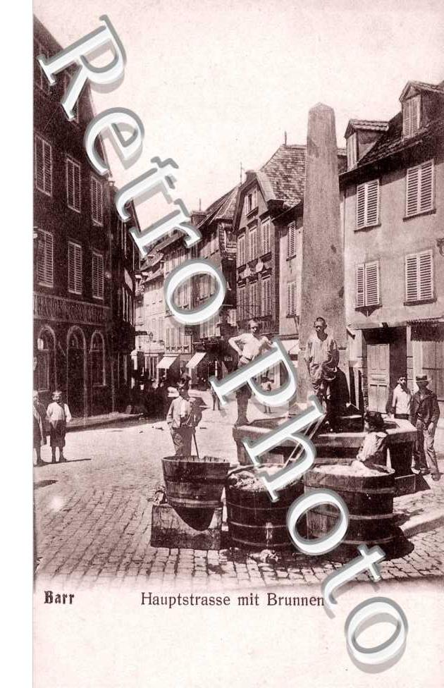 Hauptstrasse mit Brunnen